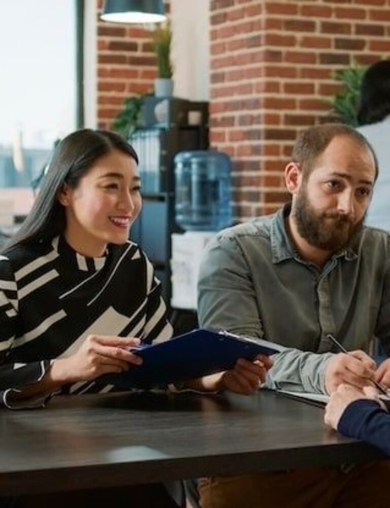 Arbetsgrupp diskuterar dokument vid ett möte på kontoret