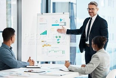 Team diskuterar diagram på en whiteboard under ett kontorsmöte